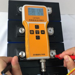 Innenwiderstandsmessungen an Akkus und Batterien sind die Spezialität dieses Mikroohm-Meters.