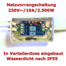 Und so sieht das kleine Gerät von innen aus: Praktische Schraubklemmen zum Anschluss der Netzleitungen.