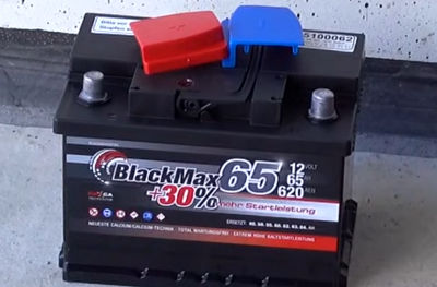 Normale Autobatterie auf Bleibasis (Starterbatterie)